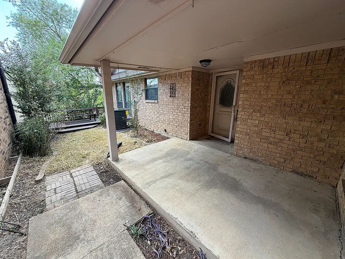3 bed, 2.5 bath, 1761 sqft, $2,300 — Photo 3
