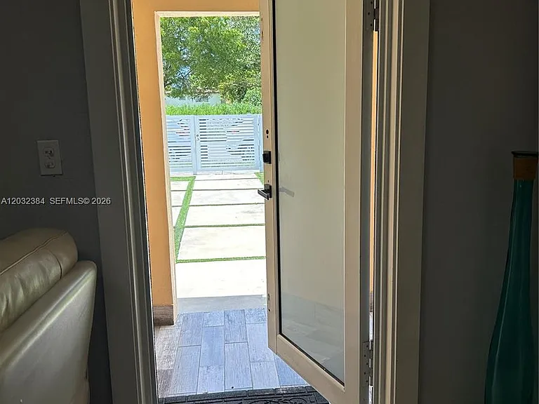 633 E 22nd St — Photo 16