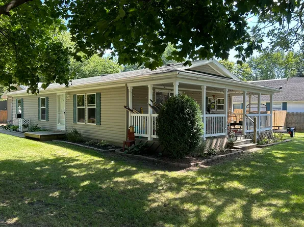 303 1st St, Breckenridge, MI 48615