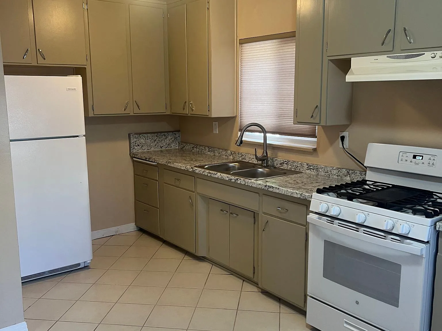 1 bed, 594 sqft, $2,300 — Photo 2