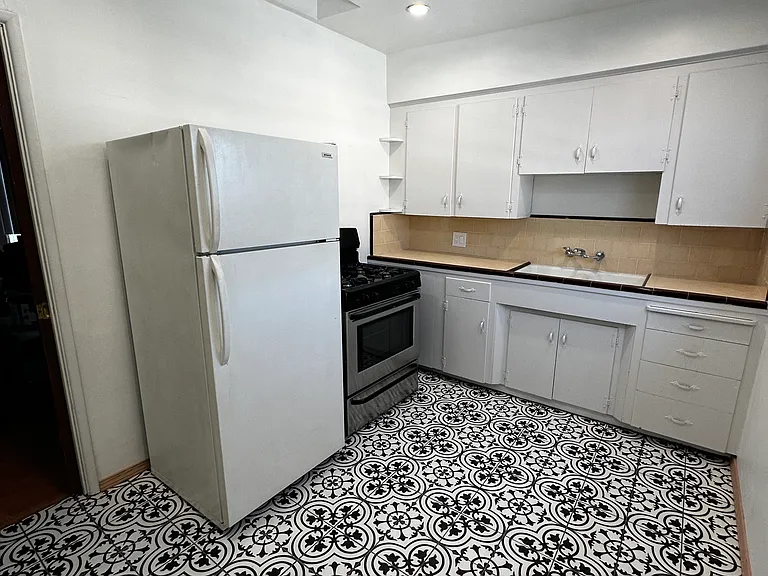 323 N Chevy Chase Dr #G — Photo 11