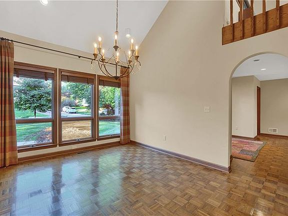 3rd image of 1165 Woodhill Dr