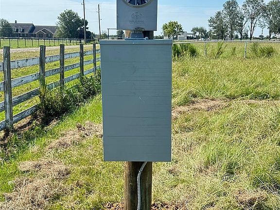 3rd image of 15421 Totis Rd