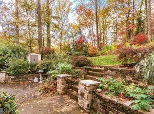 6421 Woodville Dr, Falls Church, VA 22044