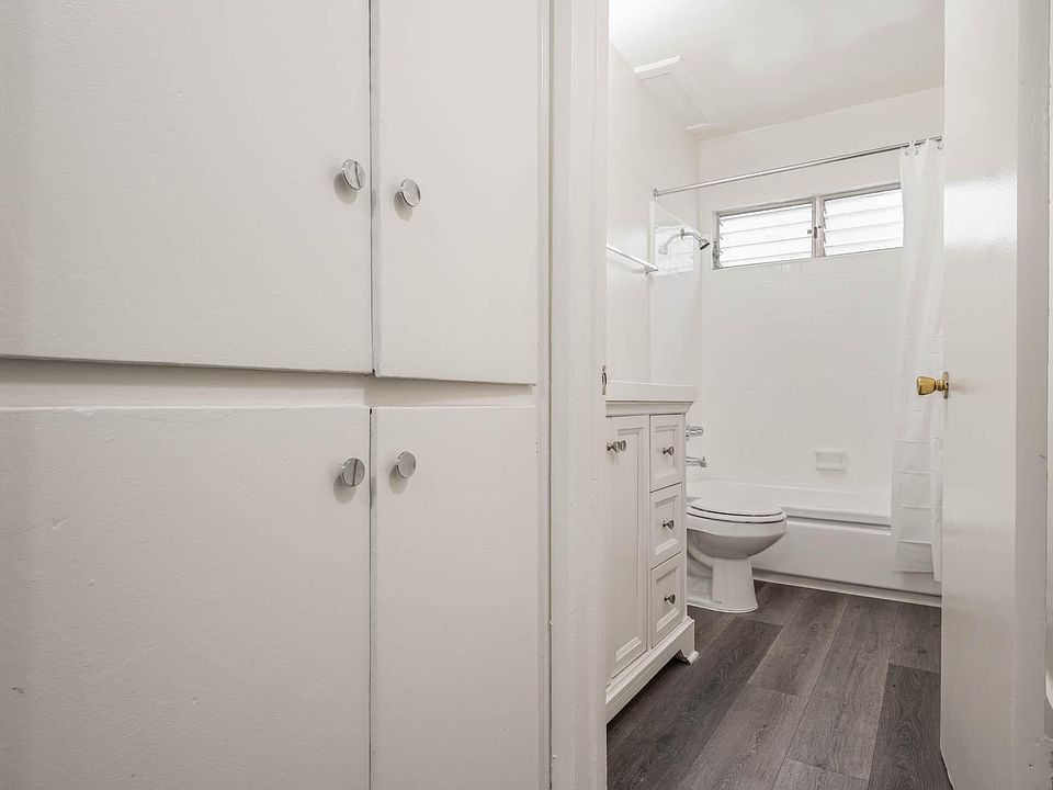 1st image of 11427 Oxnard St APT 11