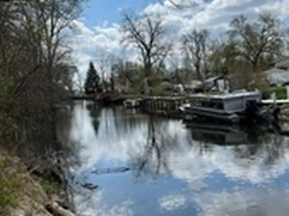 5008 Memory Trl, McHenry, IL 60051