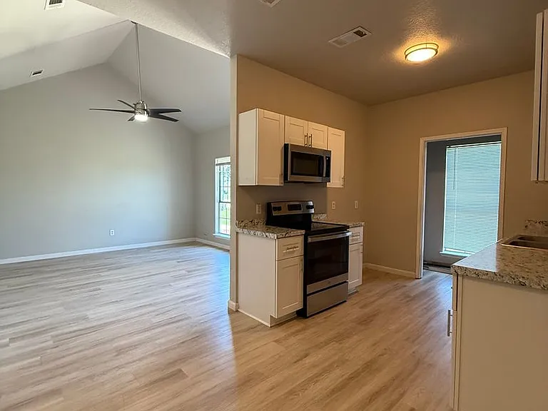 129-131 Collett Ct — Photo 19