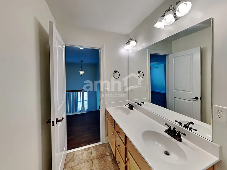 263 Royal Crescent Ter — Photo 16