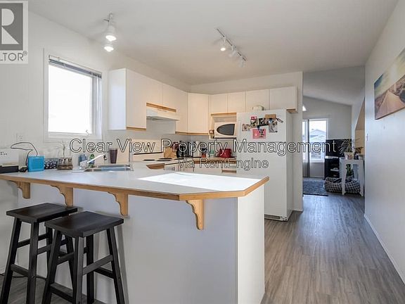 5th image of 15 Assiniboia Way W