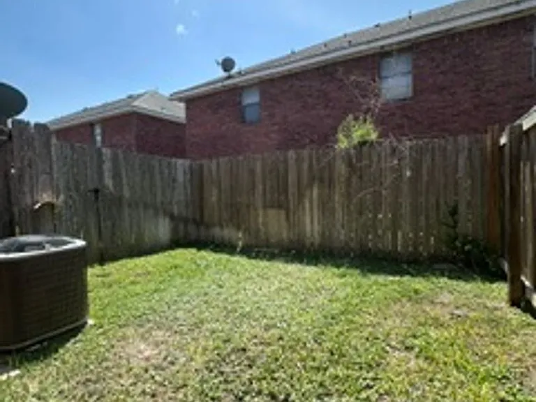 102 S 48th Ln — Photo 11