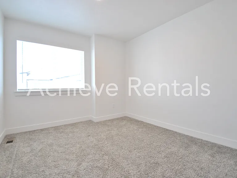 419 W 25 N — Photo 11