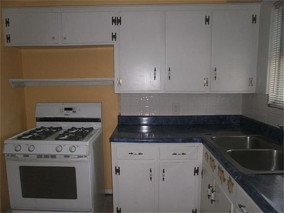 3rd image of 210 W 7th St