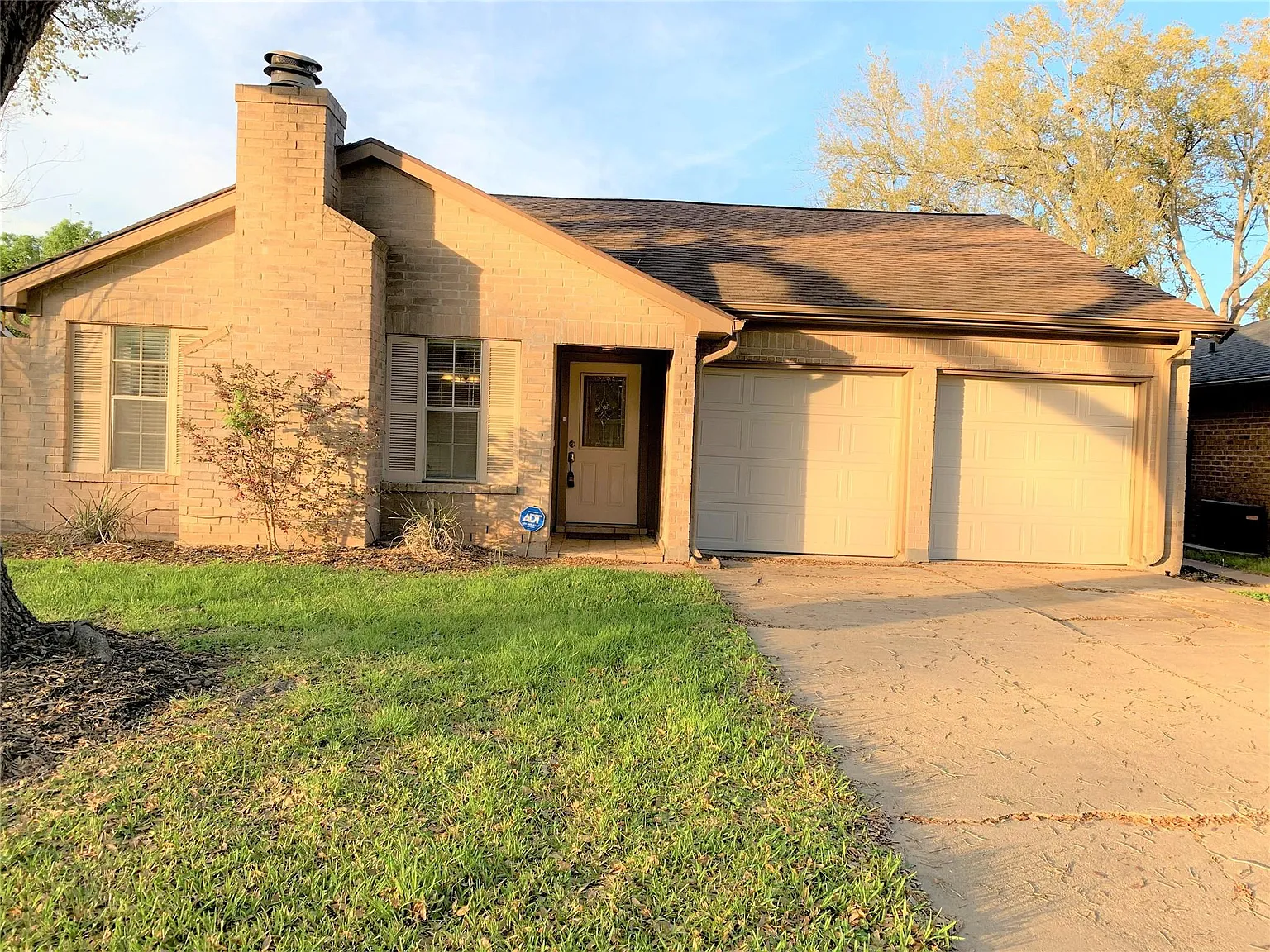 4 bed, 2.0 bath, 1823 sqft, $2,150 — Photo 2