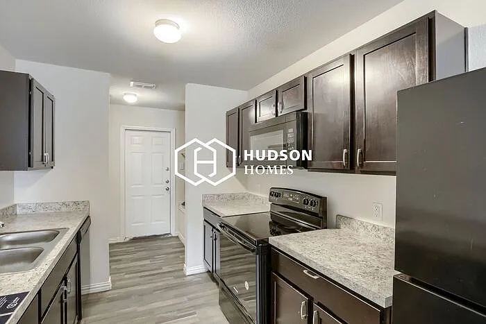 2214 Henry St — Photo 5