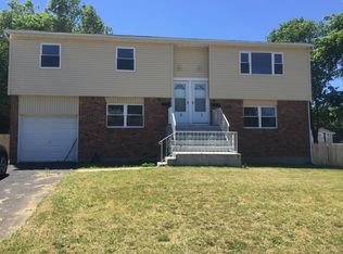 1 Barbara Ln, Farmingdale, NY 11735