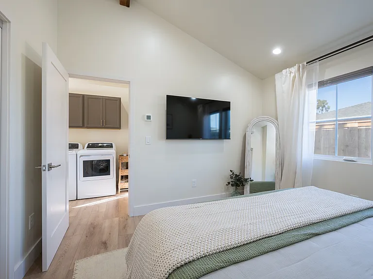 717 Bennett Ave #B — Photo 17