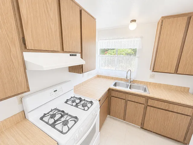 1527 Temple Heights Dr — Photo 2