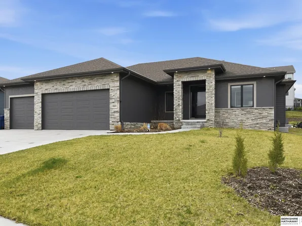 10215 Pintail Dr, Papillion, NE 68046