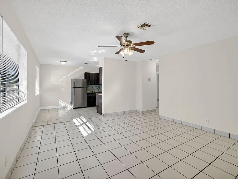 2500 SW 18th Ter #3 — Photo 22