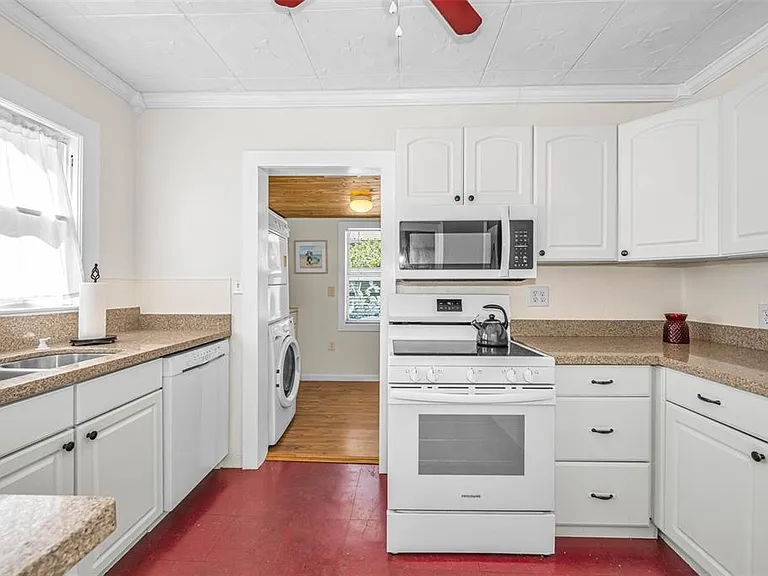 525 Bay St — Photo 13
