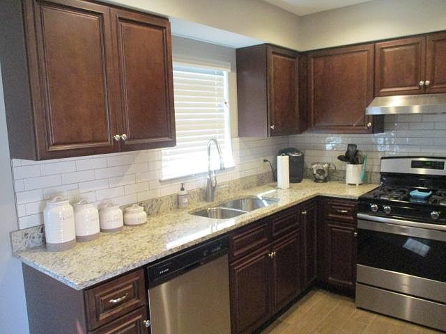 Fully equipped kitchen - Stainless dishwasher, gas stove/oven, Large side-by-side refrigerator