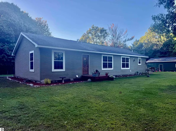 587 N Lewis Rd, Shepherd, MI 48883