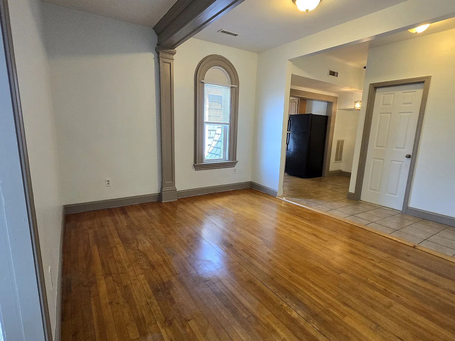 3 bed, 1100 sqft, $1,950 — Photo 1