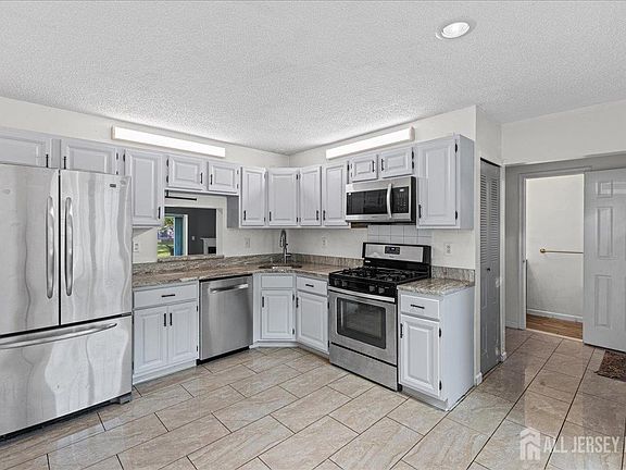 5th image of 36 Albury Way