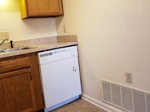 3rd image of 261 Meadowview Dr APT 5