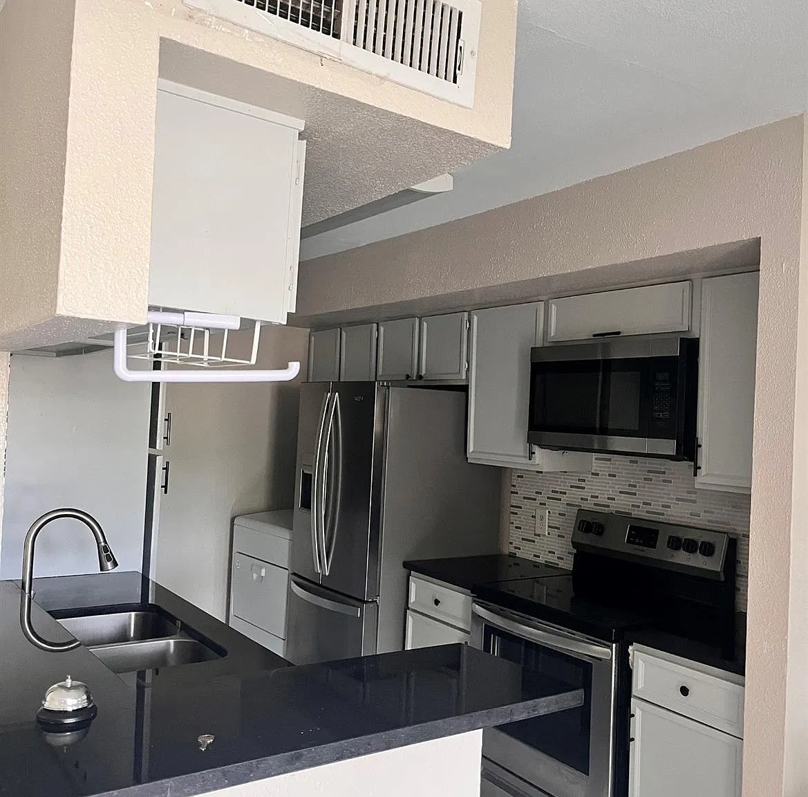 1 bed, 1.5 bath, 1029 sqft, $1,200 — Photo 2