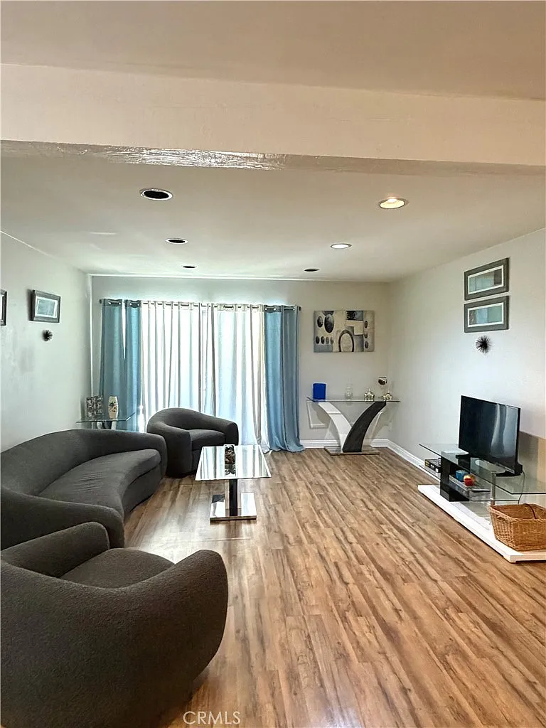 2 bed, 1000 sqft, $2,750 — Photo 2
