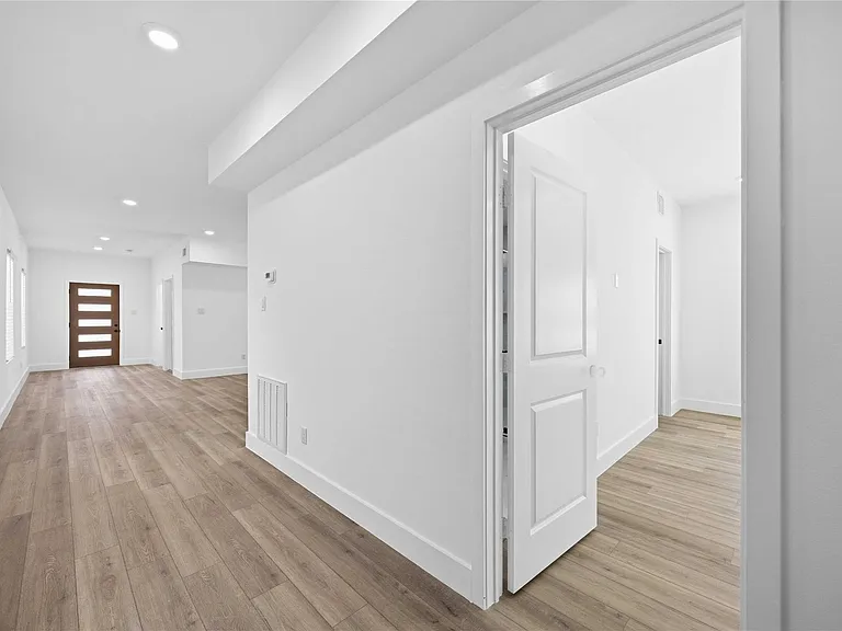 801 E 32nd 1/2 St #A — Photo 22