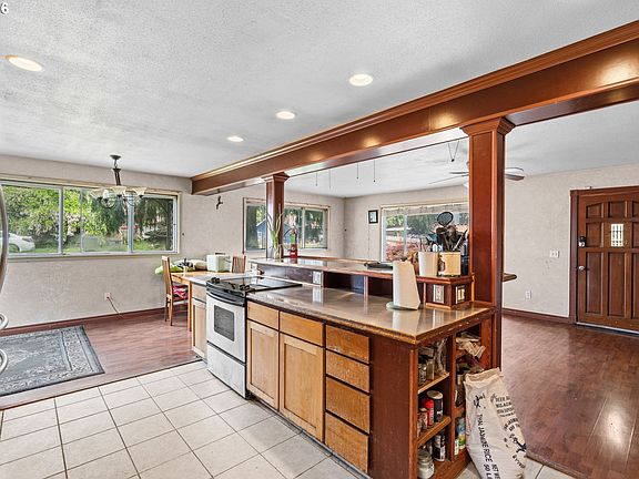 5th image of 2419 NE 59th St