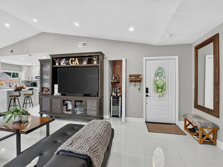 8131 NW 44th Ct — Photo 7
