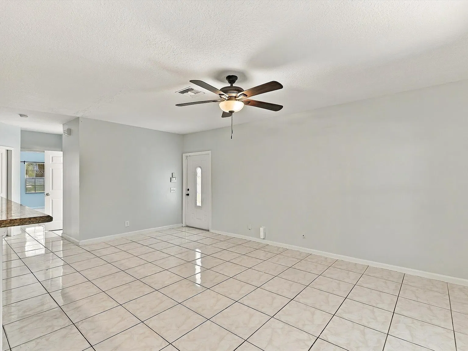 4 bed, 3.0 bath, 1561 sqft, $3,200 — Photo 3