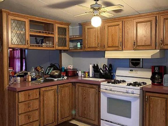 5th image of 390 Plum St