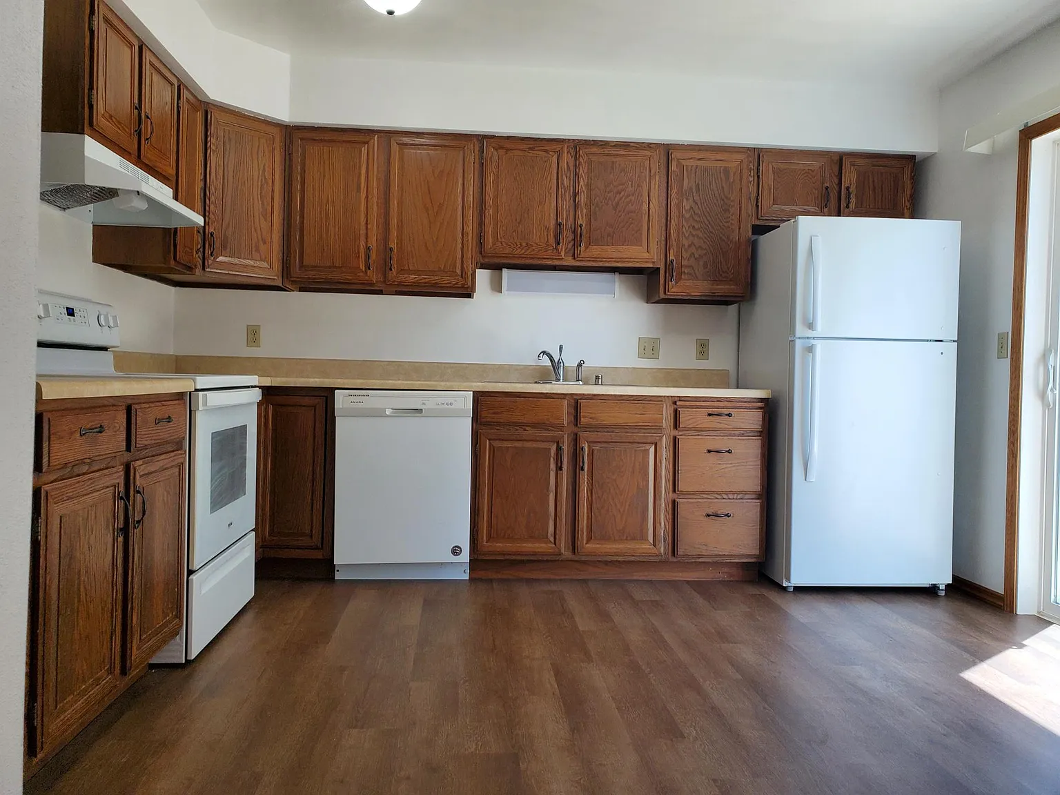 2 bed, 1.5 bath, 1100 sqft, $1,200 — Photo 2