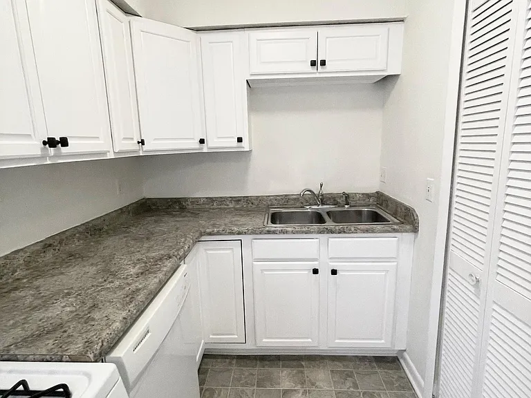 135 E Maynard Ave — Photo 8