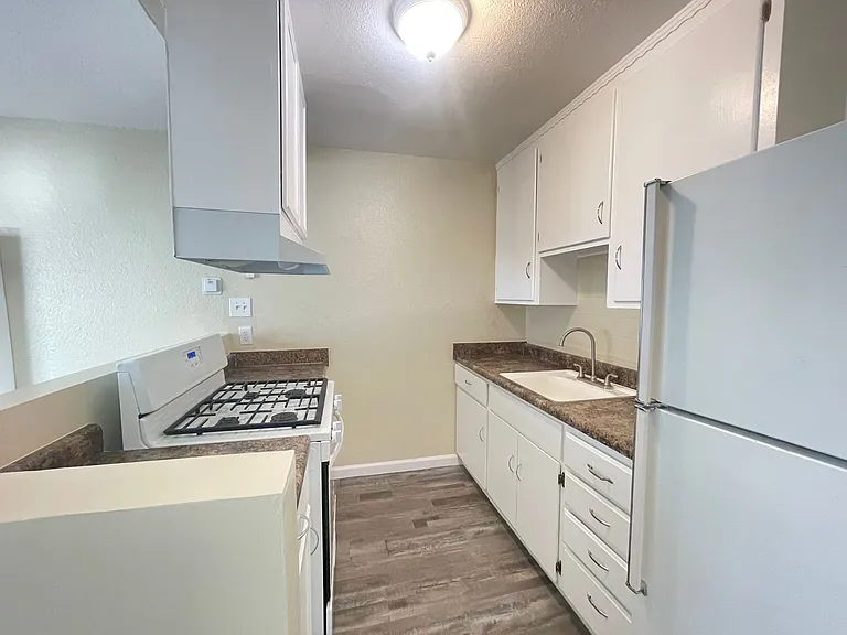 739 Bowles St — Photo 4