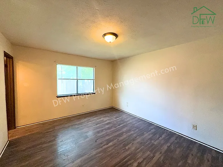 1233 Steinburg Ln — Photo 8