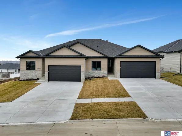 10600 Majestic Ln, Lincoln, NE 68527