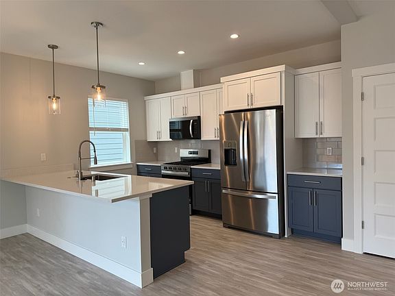 4th image of 448 Laurel Court SW