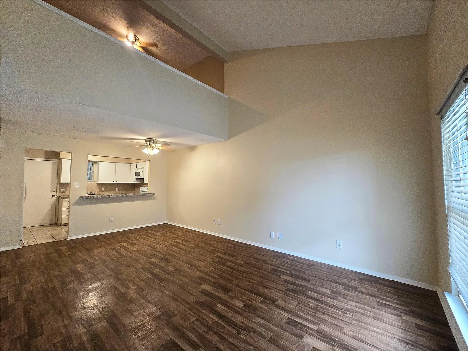 1 bed, 1.5 bath, 800 sqft, $1,200 — Photo 3