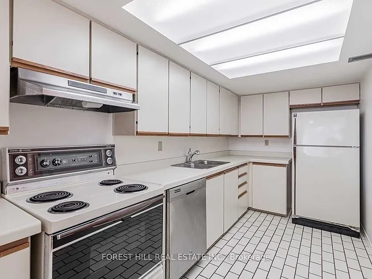 360 Bloor St E #910 — Photo 5