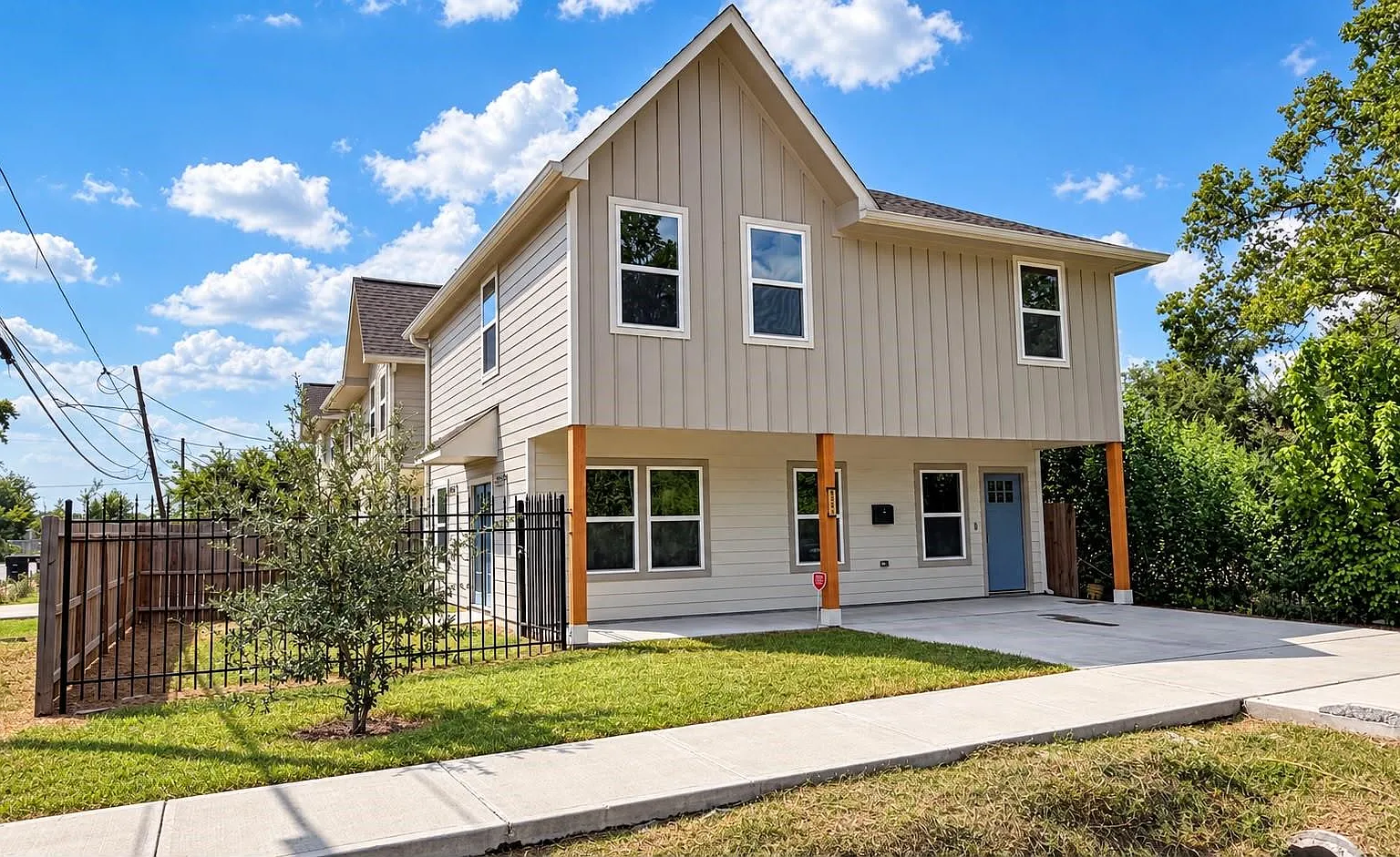 3 bed, 2.5 bath, 1830 sqft, $1,900 — Photo 1