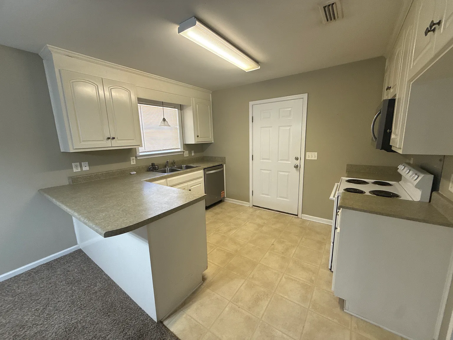 3 bed, 1361 sqft, $1,300 — Photo 2