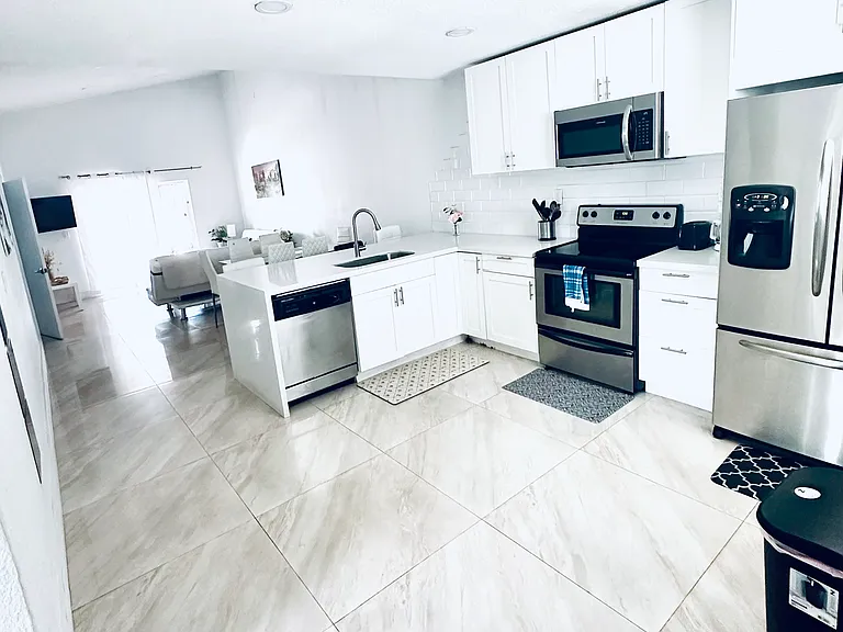 5733 SW 24th Ave — Photo 6