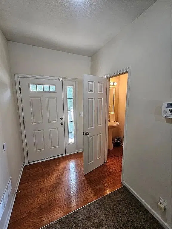 3 bed, 2.5 bath, 1648 sqft, $1,800 — Photo 2