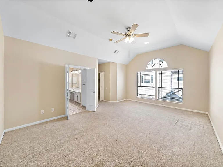 2406 Calumet St — Photo 2