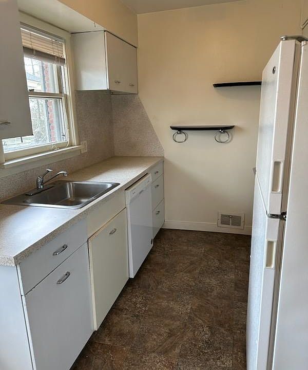 1st image of 925 S Lincoln St APT 2